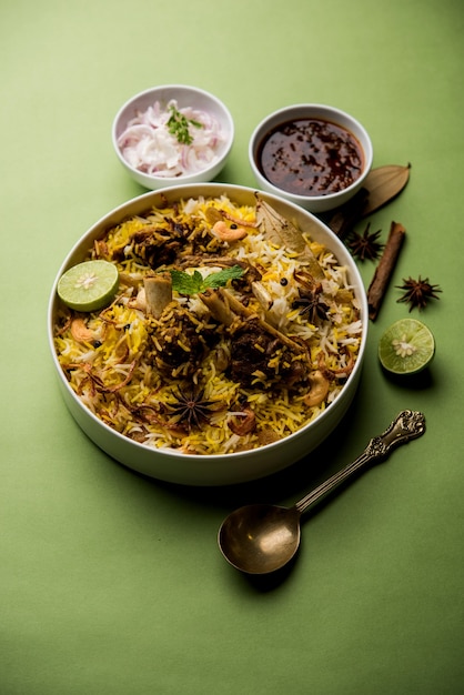 Biriyani de cordero o cordero con arroz basmati, servido en un cuenco sobre fondo de mal humor