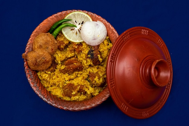Biriyani de carne tradicional bengali em fundo azul