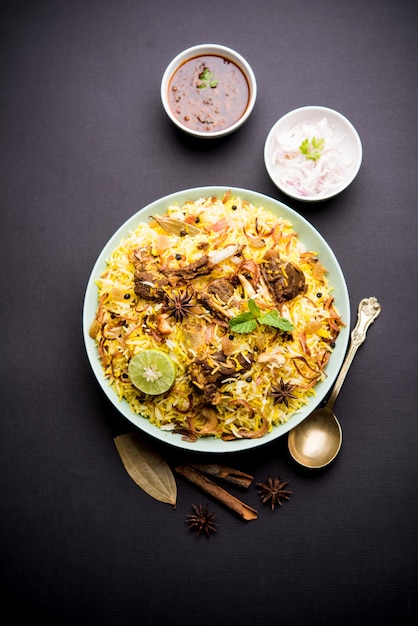 Biriyani de carneiro ou cordeiro com arroz basmati, servido em uma tigela sobre um fundo sombrio