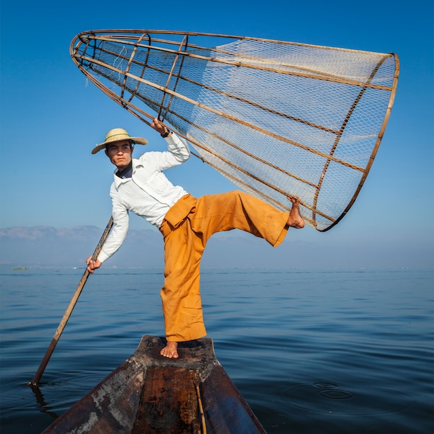 Birmanês pescador no lago Inle, Myanmar