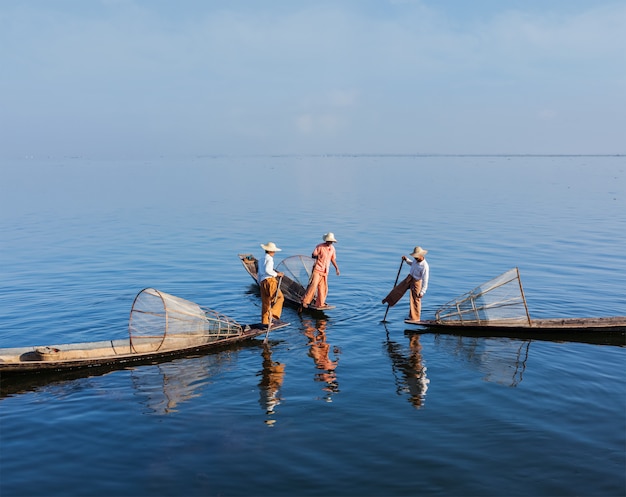 Birmanês pescador no lago inle, myanmar