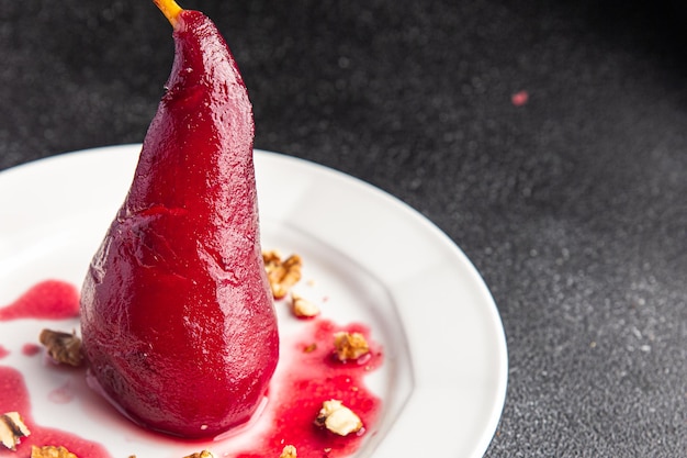 birne in rotwein süßes dessert französische küche gesunde mahlzeit essen snack diät auf dem tisch kopierraum