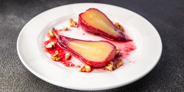 birne in rotwein süßes dessert französische küche gesunde mahlzeit lebensmittel snack auf dem tisch kopierraum essen