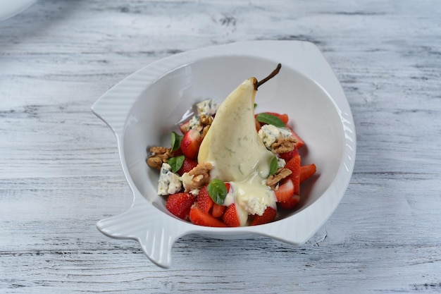 Birne in Soße mit Erdbeeren und Blauschimmelkäse, Obstsalat, Obst in Sahne