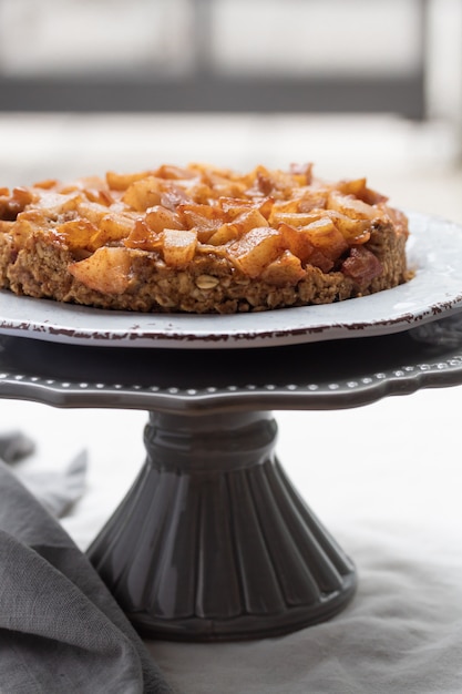 Birne und Apfel zerbröckeln auf einem Kuchenständer