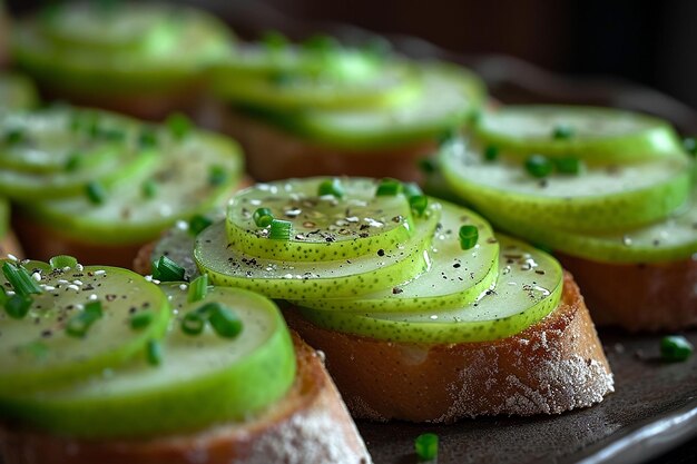 Birne und Brie-Crostini mit Honig, Pekannuss und Rosmarin