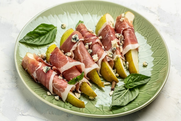 Birnen-Aperitif mit Jamon, Prosciutto-Schinken und Blauschimmelkäse. Italienische Antipasti, Ansicht von oben.