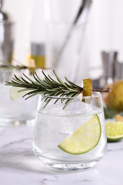 Birnen-Gin-Tonic-Cocktail