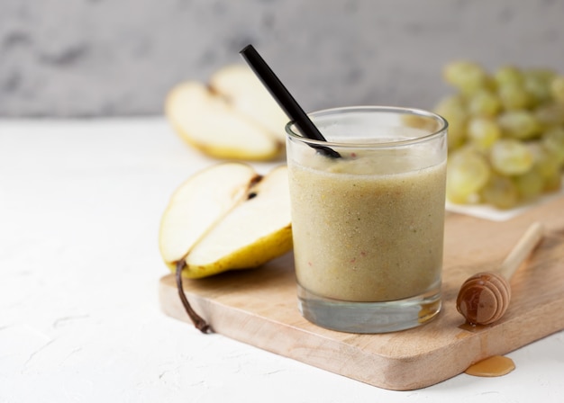 Birnen-Smoothie auf Schneidebrett