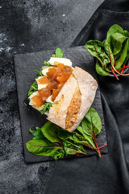 Birnenbruschetta mit Ziegenkäse, Mangold und Balsamico-Essig. Schwarzer Hintergrund. Draufsicht.