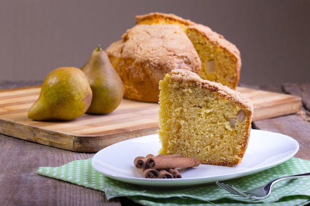 Birnenkuchen auf einem Teller