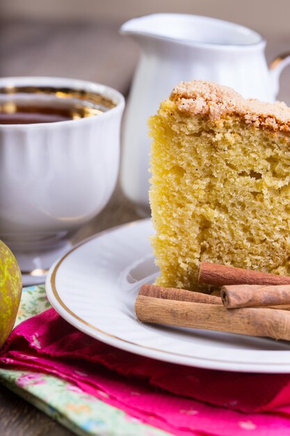 Birnenkuchen auf einem Teller