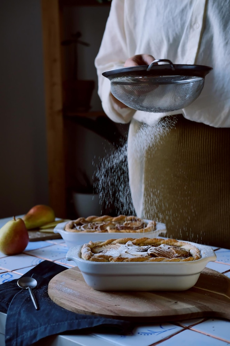 Foto birnenkuchen charlotte aus birnen und mürbeteig im rustikalen stil, vertikales foto