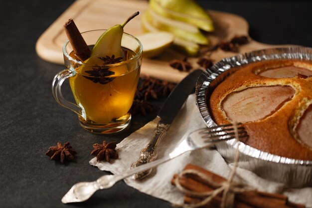 Birnenkuchen im Halter auf Tisch