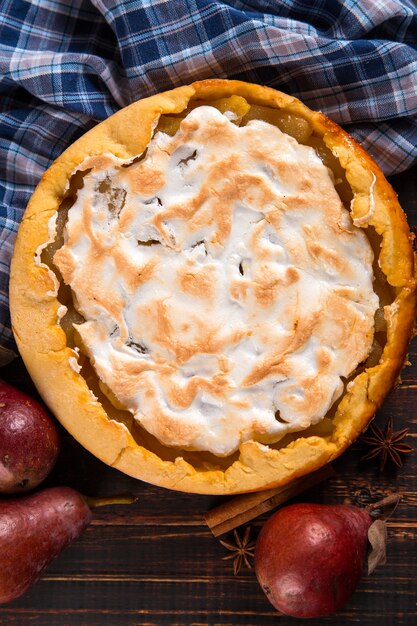 Birnenkuchen mit Sahne, hausgemachtes Gebäck auf dem Holztisch, mit Gewürzen. Speicherplatz kopieren.