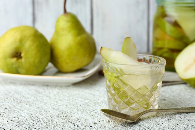 Birnensaft mit frischen Früchten auf dem Tisch aus nächster Nähe