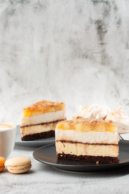 Birnenschokoladenkuchen auf grauem Teller auf Marmor