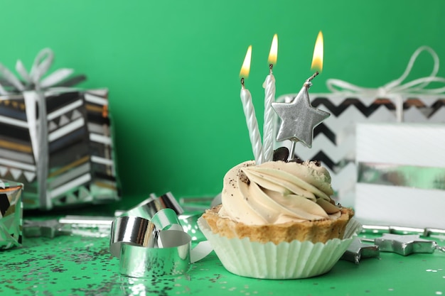 Foto birthday cupcake with candles on green background