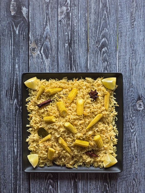 Biryani con baby corn. Arroz picante de maíz. comida india