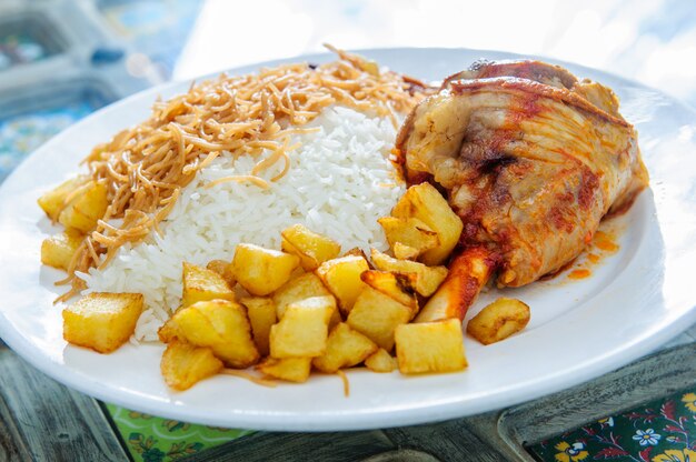 Biryani de cordeiro kacchi de carneiro com pimentão e vida em fundo branco chapa