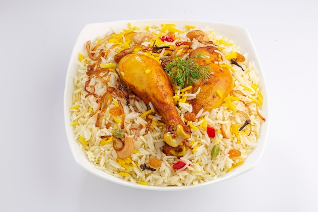 Biryani de frango, biriyani de frango estilo kerala feito com arroz jeera e especiarias dispostas em uma louça de cerâmica branca com fundo branco, isolado