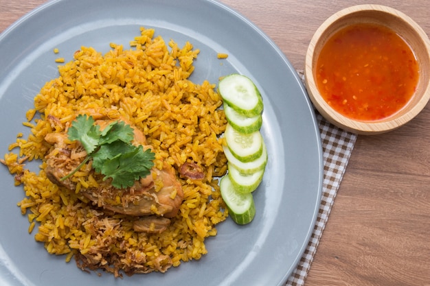 Biryani de frango com arroz e molho. comida halal (Khao Mok Gai)