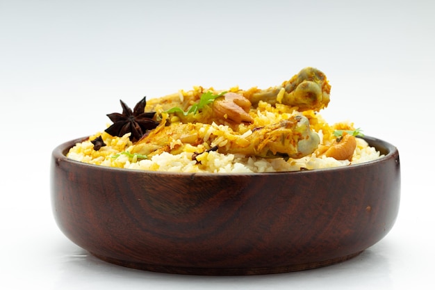 Biryani de frango feito com arroz jeera e especiarias dispostas em talheres de madeira