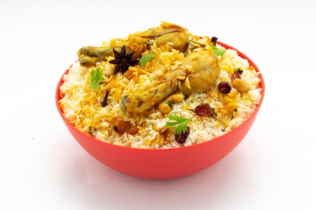 Biryani de frango feito com arroz jeera e especiarias dispostas em um utensílio de mesa vermelho