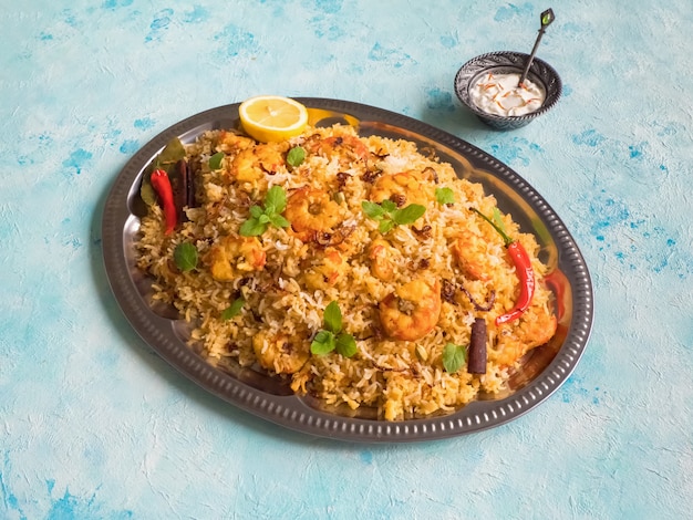 Biryani indio con camarones