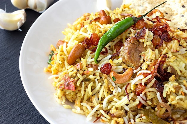 Biryani indio con guarnición y chile