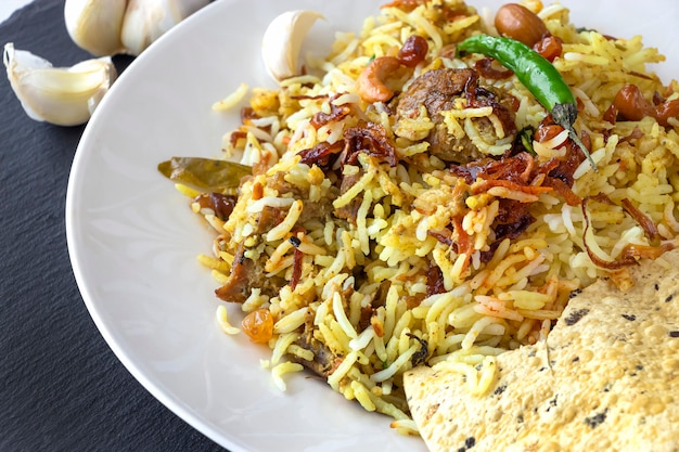 Biryani indio con guarnición y chile