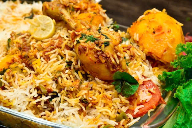 Foto biryani mit hühnerkartoffeln viele andere gewürze