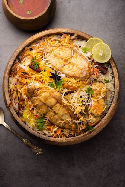 Biryani de pescado auténtico servido en un plato blanco o handi