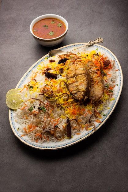 Biryani de pescado auténtico servido en un plato blanco o handi