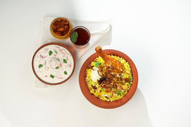 Biryani de pollo elaborado con arroz jeera y especias dispuestas en una loza