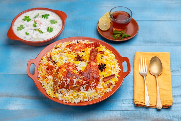 Biryani de pollo Hydrabadi o pollo Tandoori con arroz basmathi y raita como guarnición