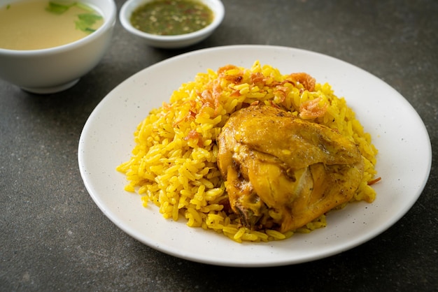 Biryani de pollo o arroz al curry y pollo Versión musulmana tailandesa del biryani indio con arroz amarillo fragante y pollo