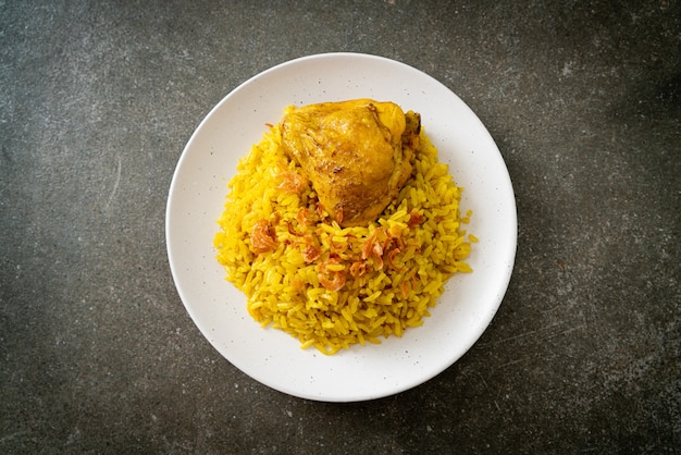 Biryani de pollo o arroz al curry y pollo - Versión tailandesa-musulmana del biryani indio, con arroz amarillo fragante y pollo - estilo de comida musulmana