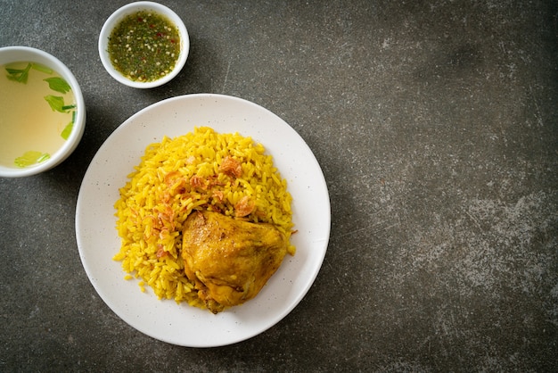 Biryani de pollo o arroz al curry y pollo - Versión tailandesa-musulmana del biryani indio, con arroz amarillo fragante y pollo - estilo de comida musulmana