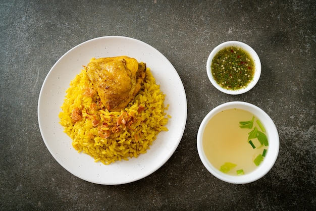Biryani de pollo o arroz al curry y pollo - Versión tailandesa-musulmana del biryani indio, con arroz amarillo fragante y pollo - estilo de comida musulmana
