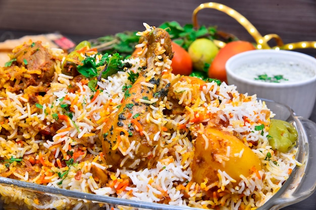 Foto biryani de pollo picante al estilo paquistaní con raita