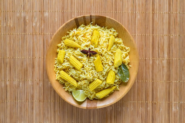 Biryani vegetariano con baby corn.