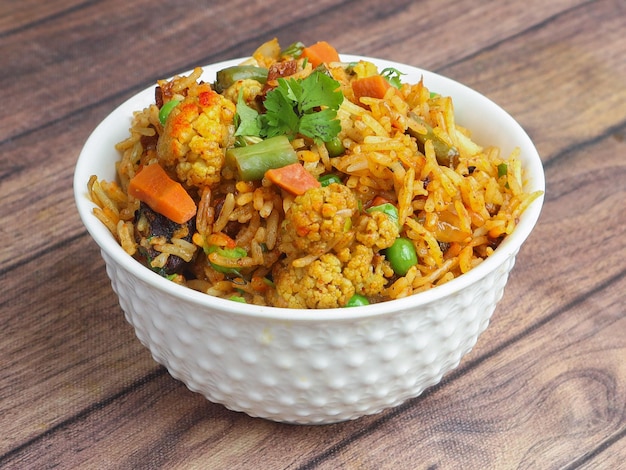 Biryani de verduras tradicionales con verduras mixtas servidas con enfoque selectivo de curry