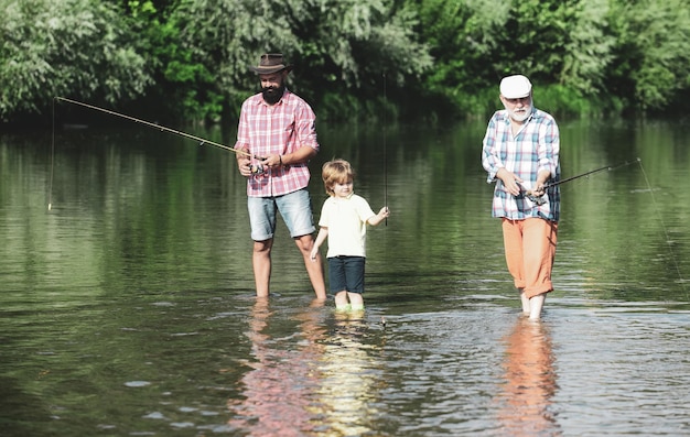 Bisavô e bisneto neto com pai e avô pescando no lago feliz avô