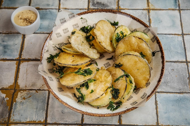 Biscoito Biscoito e placa branca vinho branco mel e lanche no fundo branco