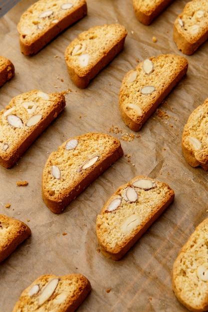 Biscoito cantuccini italiano com recheio de amêndoa na mesa de madeira