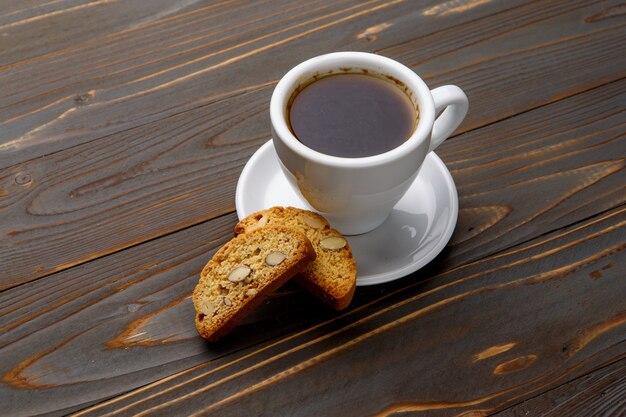 Biscoito cantuccini italiano com recheio de amêndoa na mesa de madeira