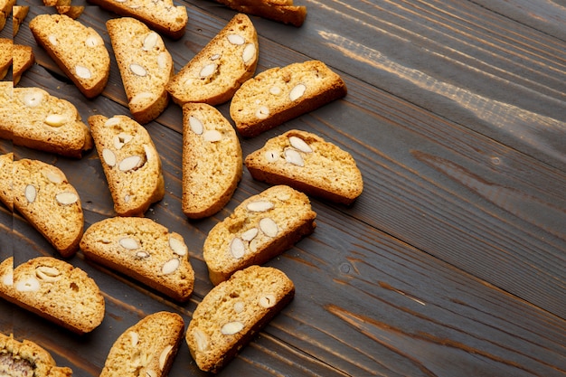 Biscoito cantuccini italiano com recheio de amêndoa na mesa de madeira