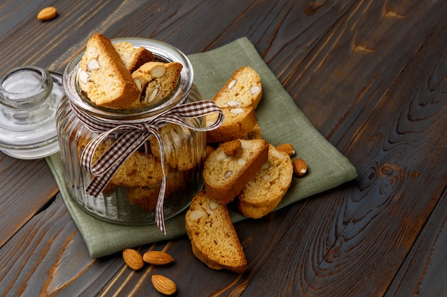 Biscoito cantuccini italiano com recheio de amêndoa na mesa de madeira