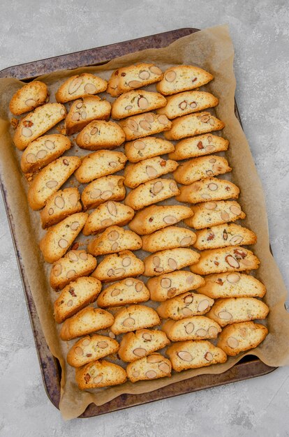 Biscoito cantuccini italiano tradicional com amêndoas na assadeira Receita passo a passo